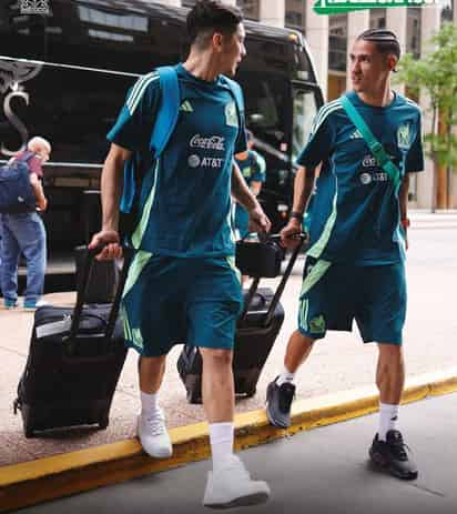 Gerardo Arteaga y Uriel Antuna en su arribo a la ciudad de Dernver, Colorado, para enfrentar un duelo amistoso del Tricolor frente a Uruguay.