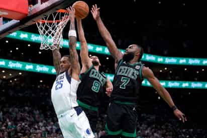 A P.J. Washington (25), de los Mavericks de Dallas, le bloquean un intento de retacada Derrick White (9) y Jaylen Brown (7), de los Celtics de Boston, durante la segunda mitad del Juego 2 de las Finales de la NBA. (AP)