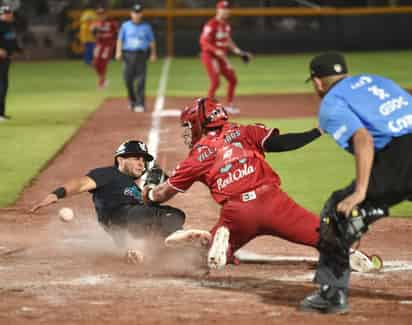 Unión Laguna consigue darle la vuelta al segundo encuentro de la serie ante Diablos Rojos del México para igualarlos y dejar todo para el cierre hoy lunes en el estadio de la Revolución. (Fotografías: Ramón Sotomayor)