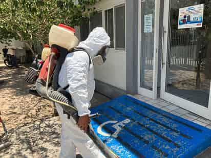 Por presencia de garrapatas, fumigan Centro de Salud de Gómez Palacio