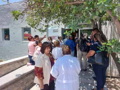 Trabajadores de la Clínica Hospital del ISSSTE de Gómez Palacio se manifestaron esta tarde. (ANGÉLICA SANDOVAL)