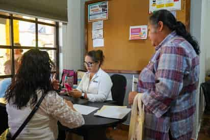 Apoyan a padres de familia de Ramos Arizpe en inscripciones escolares