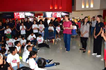 Menores de Casa Puente del DIF Torreón disfrutan de una función de cine