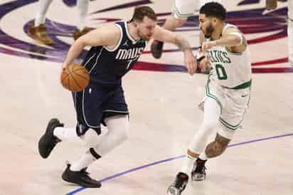 Fue un buen duelo el que sostuvieron Luka Doncic y Jayson Tatum a lo largo del partido, que favoreció a Boston al final.