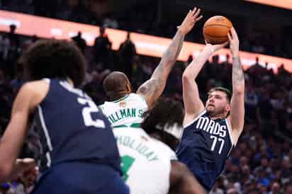 El esloveno Luka Doncic dirigió este viernes con 29 puntos un monumental festival de los Dallas Mavericks.