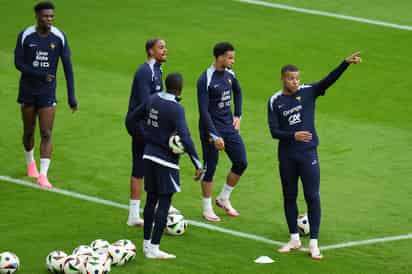 'Les Bleus' vuelven a persignarse a su talismán Kylian Mbappé tras otra temporada en la que alcanzó la barrera de los 40 goles con el Paris Saint-Germain. (EFE)