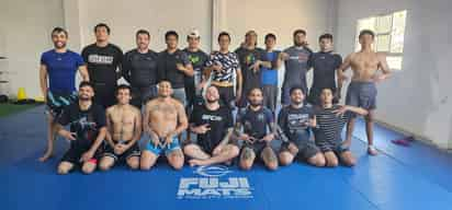 Peleadores de la UFC brindan seminario a laguneros