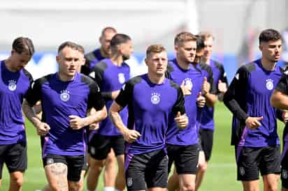 Los jugadores de Alemania, David Raum, Tonni Kroos, Maximilian Mittlelstadt y Kai Havertz se ejercitan durante una sesión de entrenamiento en Herzogenaurach, Alemania. (AP)