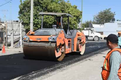 El gobernador Manolo Jiménez supervisó los trabajos de  pavimentación en la colonia División del Norte. (Fernando Compeán)
