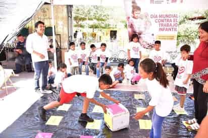 Menores que son atendidos en Casa Puente del DIF Torreón realizaron un demostración en la Plaza de Armas.