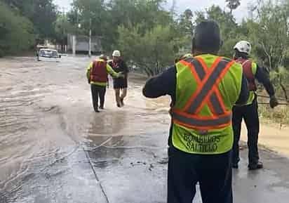 Elementos del Cuerpo de Bomberos y Protección Civil de Saltillo iniciaron las labores de rescate. 