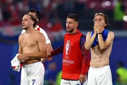 El talentoso mediocampista balcánico (d) quedó incrédulo ante la pronta eliminación de su país en manos de un gol tardío de Italia.