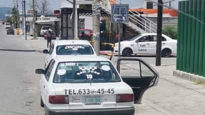 Operadores de microbuses se apostaron en el lugar para desalojar a los taxistas.  (EL SIGLO DE TORREÓN) 