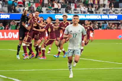 Orbelín Pineda tuvo en sus botines el empate, en plena recta final del encuentro, pero el disparo penal lo ejecutó muy débil, dándole opciones al cancerbero vinotinto Rafael Romo, quien lo atajó con su mano derecha.