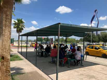 Familiares de pacientes en el Hospital General de Torreón. (ANGÉLICA SANDOVAL)