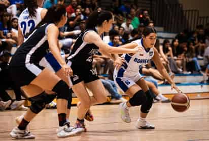 En el baloncesto femenil, se tuvieron duros encuentros ante instituciones de la Comarca Lagunera. (Especial)

