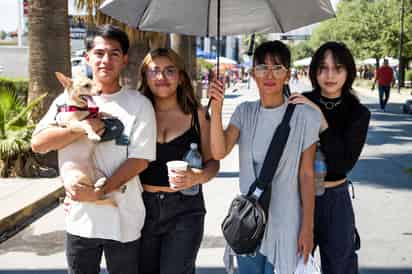 Uriel, Abril, Jocelyn y Nohemi de paseo con su mascota Ani (EL SIGLO DE TORREÓN / ENRIQUE CASTRUITA)