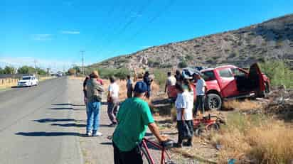 Camioneta arrolla a un ciclista e impacta un carromato en Lerdo