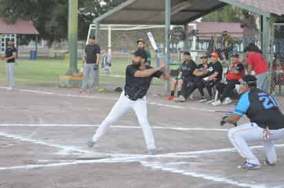 Liga de Softbol de Bola Lenta en San Isidro. 