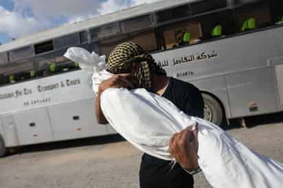 Palestino carga con uno de los fallecidos tras una operación israelí en Khan Yunis. (ARCHIVO)