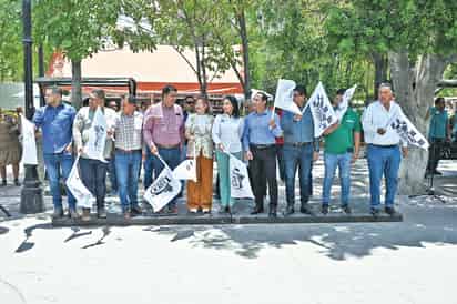 El presidente municipal lerdense Homero Martínez Cabrera fue el encargado de ondear la bandera de salida para los competidores de esta tradicional . (Especial)