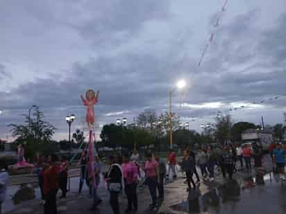 Mal clima no detiene a devotos del Divino Niño en Gómez Palacio