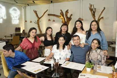 Bertha Gutiérrez, Ana Camila, Paty Cruz, Estefanía López, Martha Cruz, Jorge Gutiérrez, María Isabel Cruz, Leonel Carrasco y Daniela Carrasco (EL SIGLO DE TORREÓN / GABRIEL ESCOBAR)