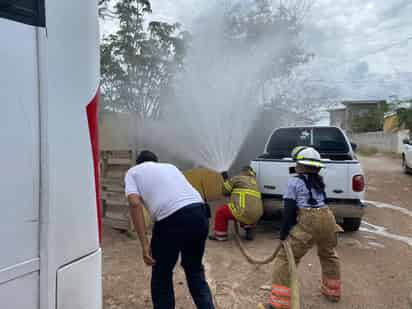 Abordo de la máquina de ataque rápido número 19 de la estación de Bomberos y en la Unidad de Protección Civil número 33, llegó el personal de prevención, auxilio y rescate