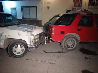 Se impacta contra camioneta y puesto de gorditas en Torreón