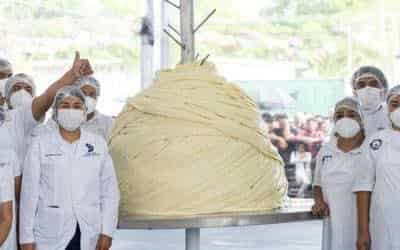 Oaxaca rompe récord Guiness con el quesillo más grande del mundo