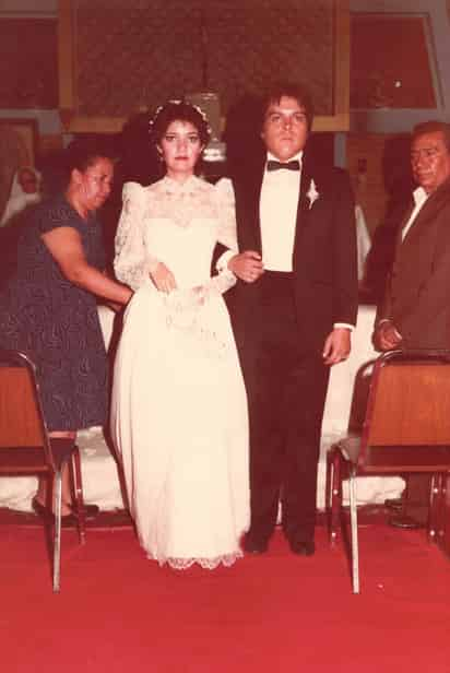 Rosa María Martínez Suárez y Gerardo Márquez Guevara contrajeron matrimonio hoy hace 40 años en la capilla de la Madre Lola. De fondo en la fotografía lucen la Sra. Esther Suárez de Martínez y Sr. Antonio Márquez.