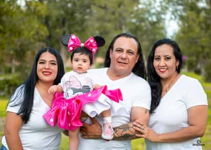 Zuria Padilla Hernández acompañada de sus papás José Luis Padilla Ruvalcaba e Iveth Hernández, y su hermana Abigaíl Padilla.