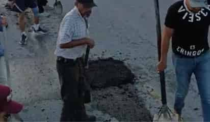 Comunidad y alcalde electo se unen para reparar baches en carretera de acceso a Viesca