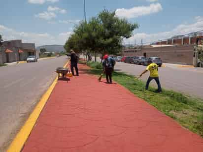 Realiza Servicios Públicos limpieza en calzada Las Cruces de Lerdo