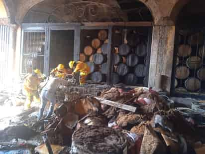 Suman 6 personas muertas por explosión en fábrica tequilera