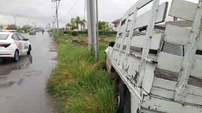 Se impactan camionetas y una se sale del camino para chocar contra poste de concreto