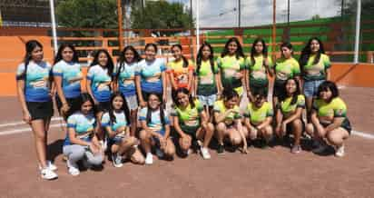 Jovencitas de 14 y 15 años previo a su entrenamiento de softbol.