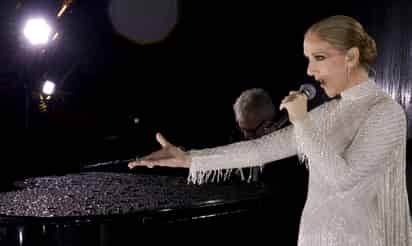 En esta imagen publicada por Olympic Broadcasting Services, la cantante canadiense Celine Dion actuando en la Torre Eiffel durante la ceremonia de apertura de los Juegos Olímpicos de Verano de 2024 en París, Francia, el viernes 26 de julio de 2024. (AP)