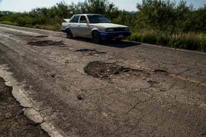 Es evidente el deterioro de la carretera a Mapimí, entre los kilómetros 70 y 120; Un descuido de años en esta vía, que además colinda con otros municipios de La Laguna. Para detonar una zona turística, la mejora integral de vías de comunicación es un aspecto considerado como básico.