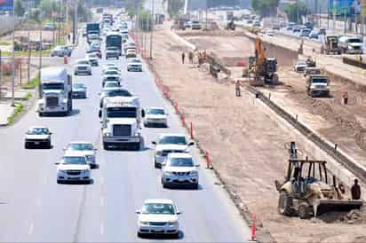 Tránsito de carga pesada en el periférico Raúl López Sánchez. (EL SIGLO DE TORREÓN)