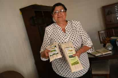 Dora Luz se documentó y aprendió sobre herbolaria para mejorar sus compresas, que no solo ayudan a desinflamar sino también a relajar
gracias a sus propiedades aromaterapéuticas. (VERÓNICA RIVERA)