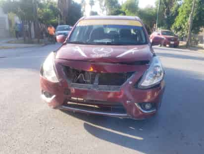 Automóvil Nissan Versa, modelo 2015, color rojo. (EL SIGLO DE TORREÓN)