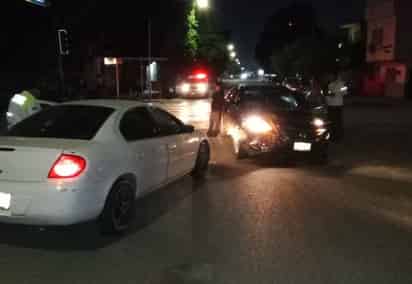 Dodge Neón, color blanco, modelo 2004. (EL SIGLO DE TORREÓN)