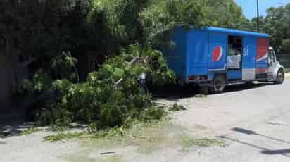 Camión refresquero se queda sin frenos y termina impactándose en una casa en Saltillo