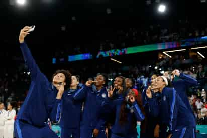 Delegación estadounidense de basquetbol femenil celebra ganar Oro en París 2024. (EFE)