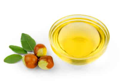 El aceite de jojoba ayuda a mantener las canas hidratadas sin engrasarlas.