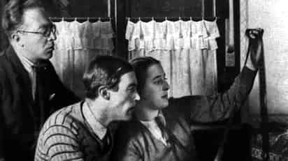 Los pioneros del cine sonoro Walt Ruttmann y Lotte Reiniger mirando una tira de película; detrás de ellos, el director Carl Koch. Imagen: Picture-alliance