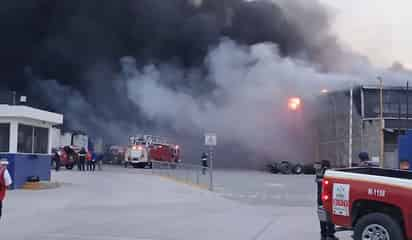 Incendio consume bodega de unicel en Saltillo