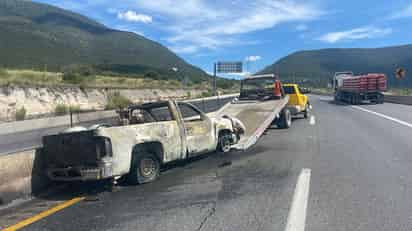 Arde camioneta por falla mecánica en la Carretera Federal 57