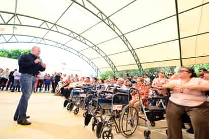 Se invirtieron 1.8 millones de pesos en la techumbre de la colonia Valle Dorado, que ayer entregó el alcalde, Román A. Cepeda. (ARCHIVO)